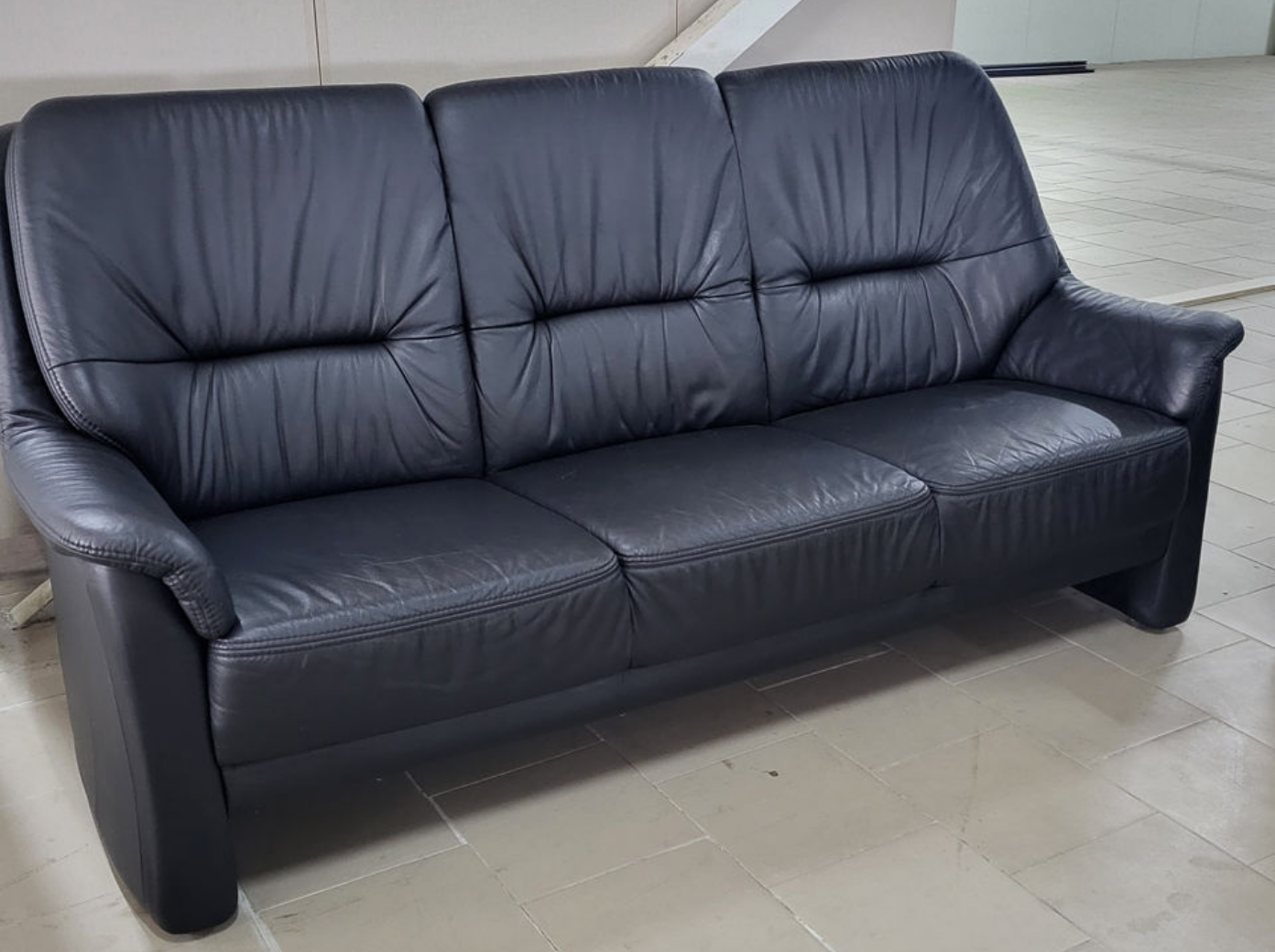 Canapea de 3 locuri lungime 200 cm din piele neagră MobiHaus