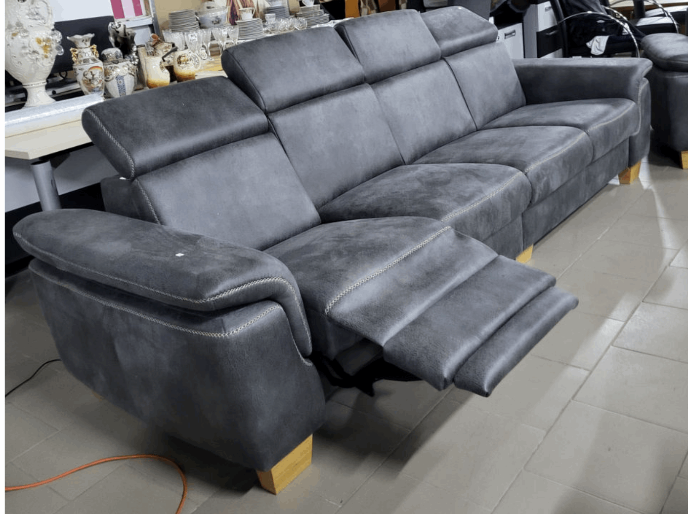 Detaliu canapea modulară cu sistem recliner deschis pentru relaxare