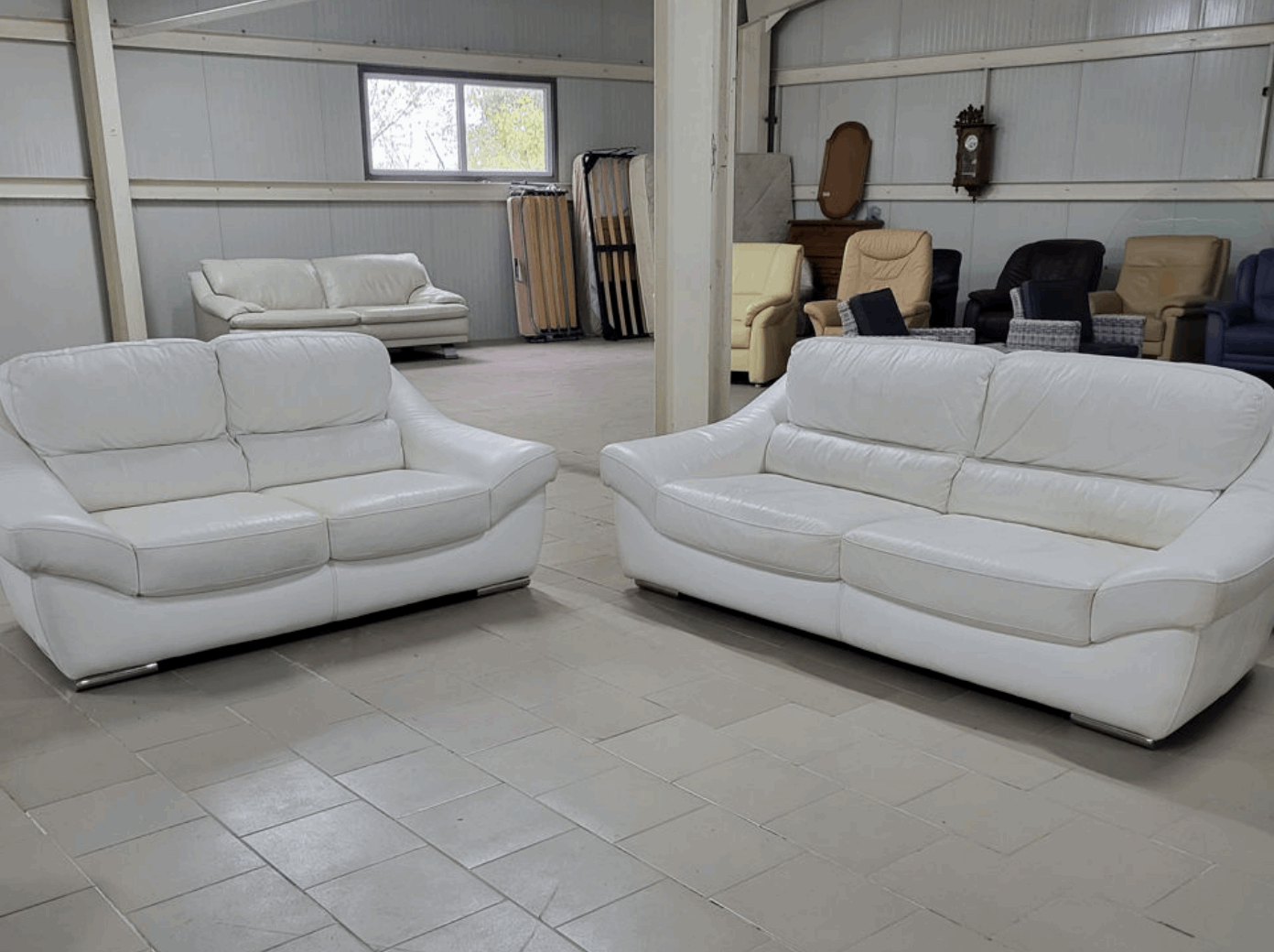 Canapele albe design modern picioare metalice