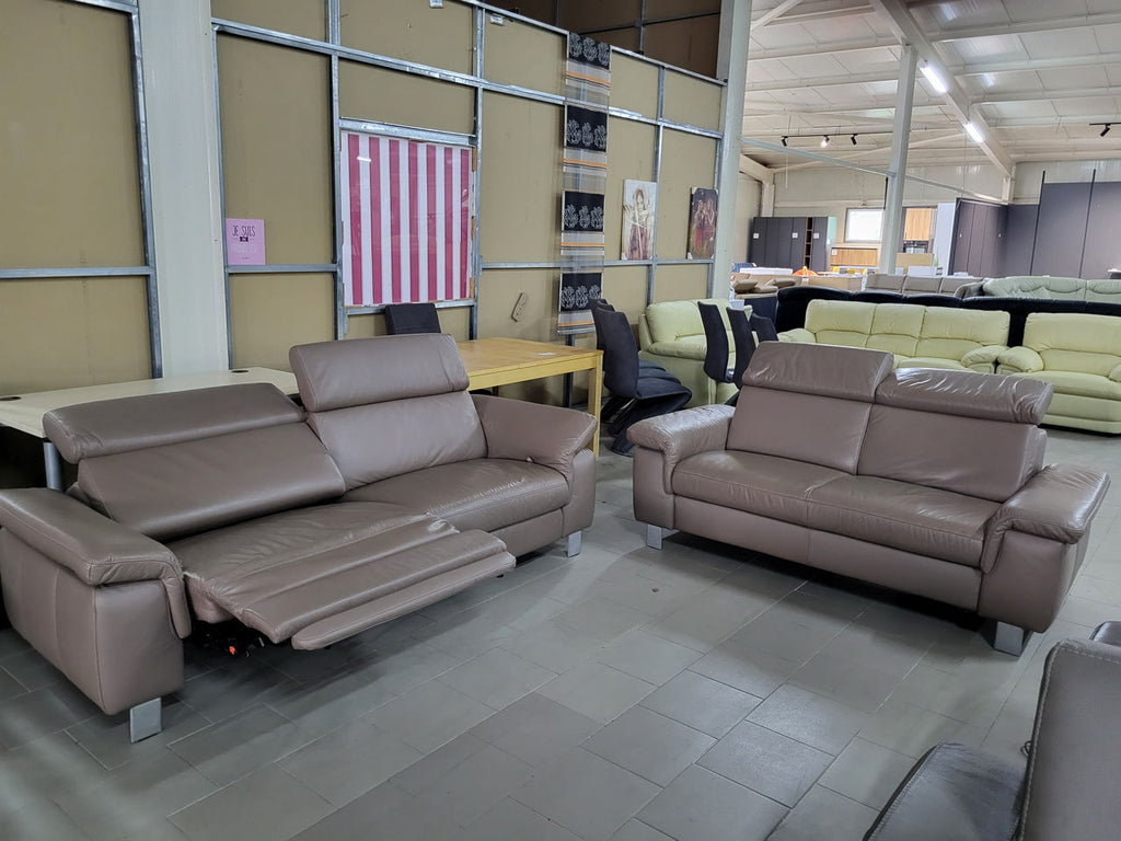 Set canapele din piele naturală capuccino expus în Showroom MobiHaus