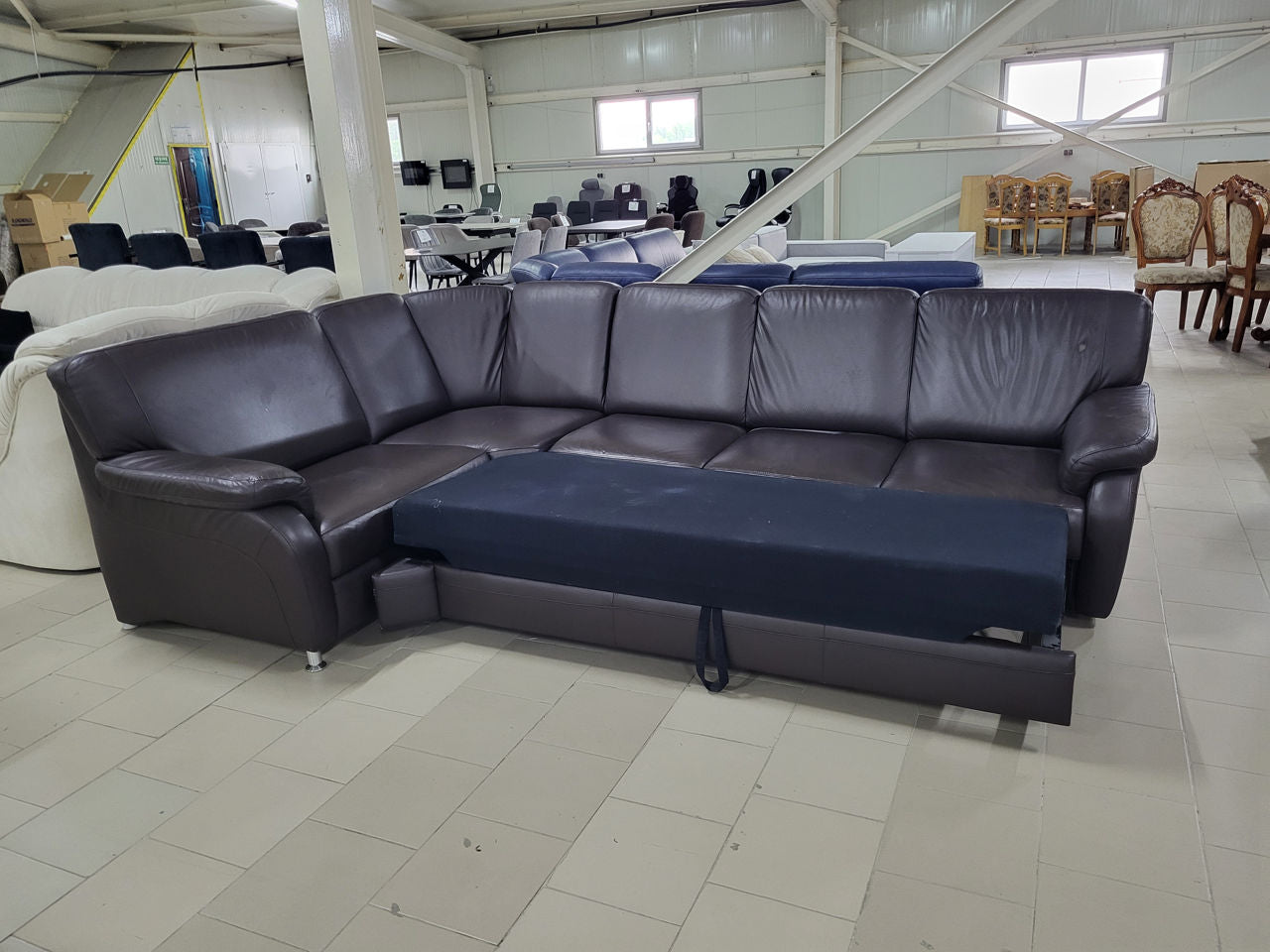 Colțar extensibil din piele ciocolată Polinova expus în Showroom MobiHaus