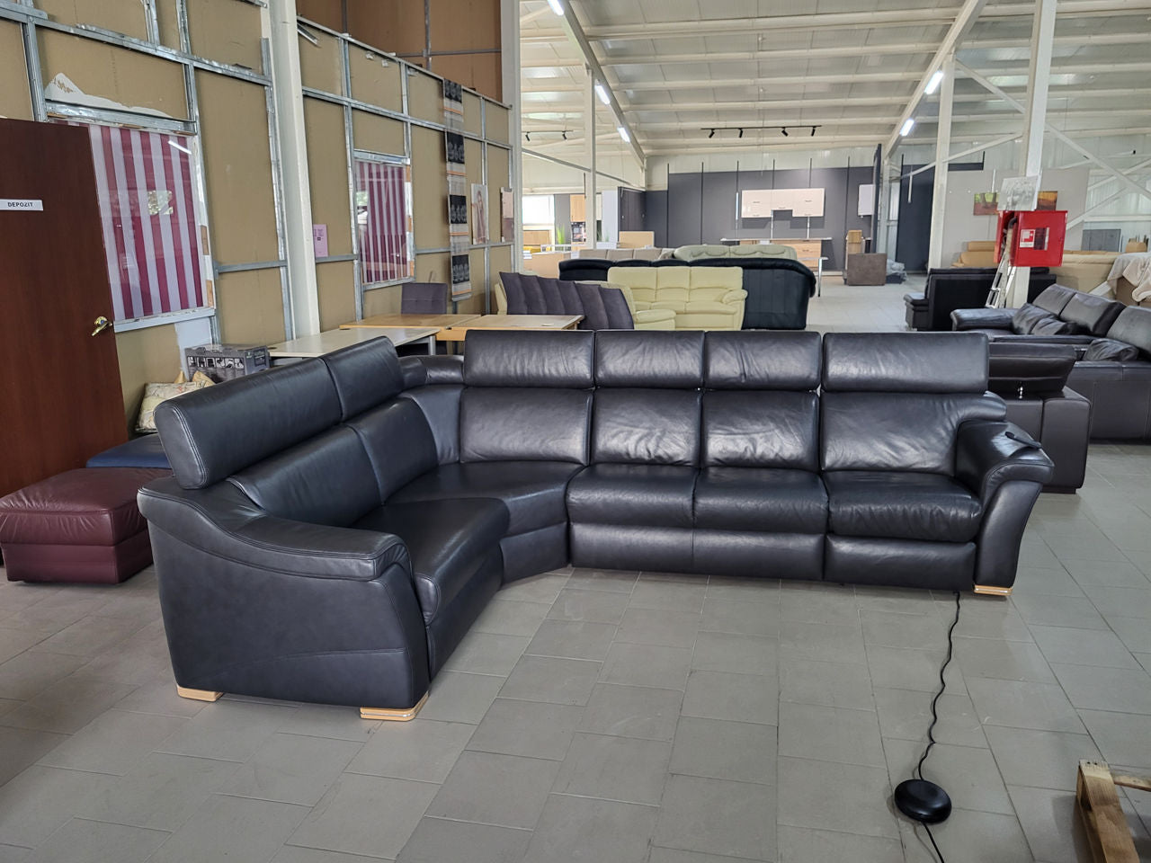 Colțar modular din piele naturală Himolla expus în Showroom MobiHaus
