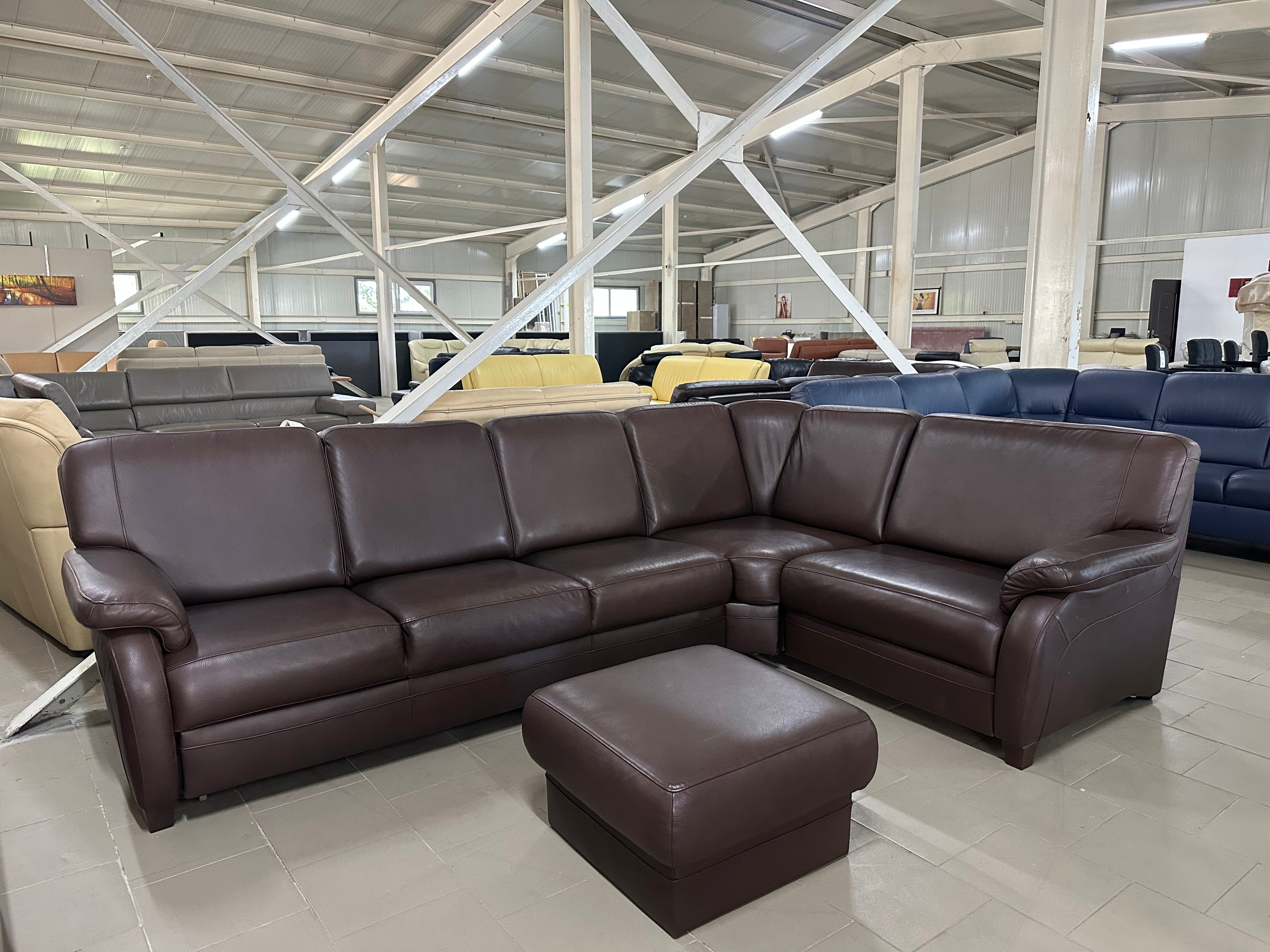 Colțar de calitate superioară din piele naturală în showroom MobiHaus