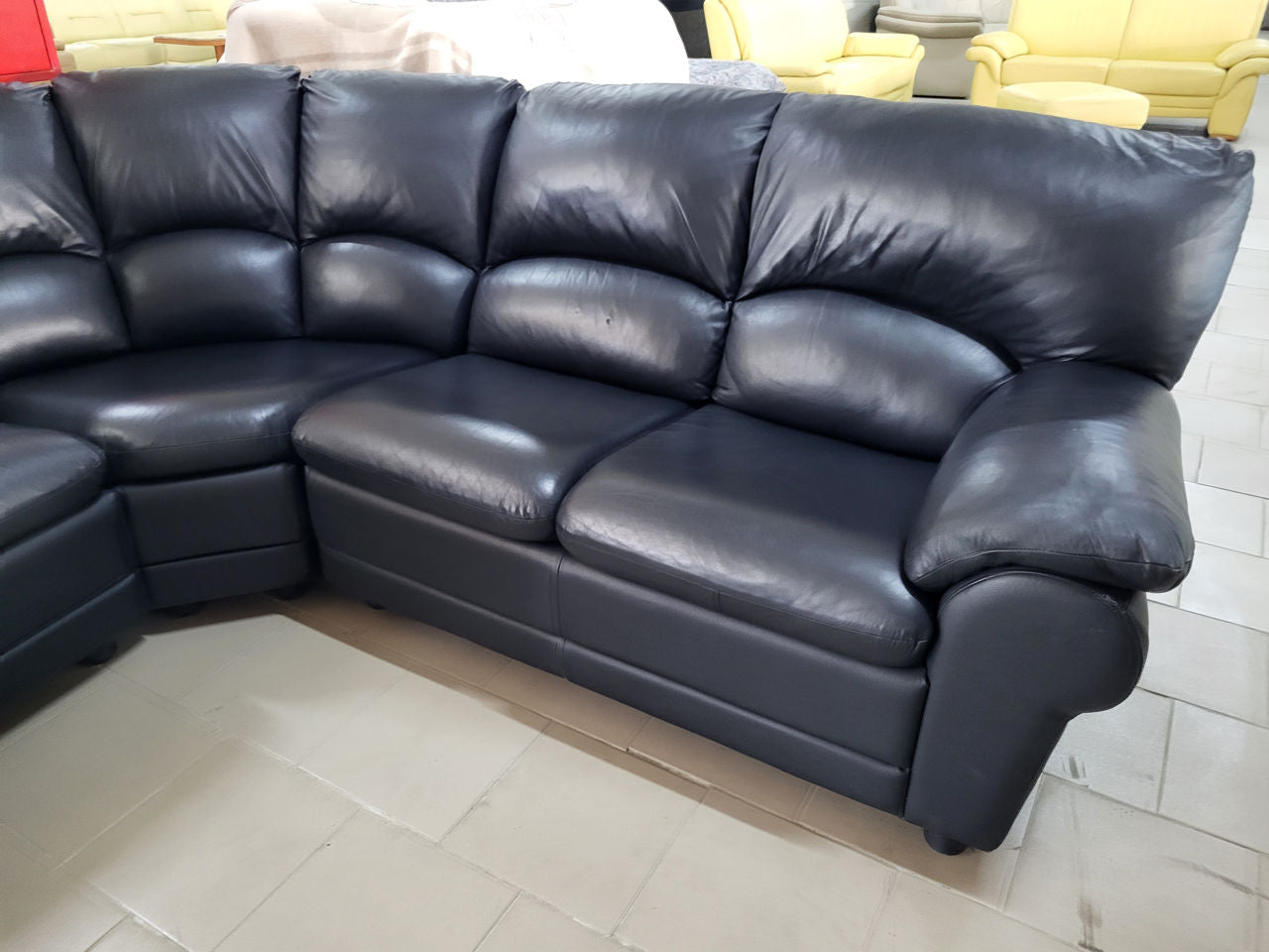 Colțar din piele naturală negru-bleumarin Italsofa expus în Showroom MobiHaus