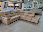 Colțar din piele naturală cappuccino Polinova expus în Showroom MobiHaus
