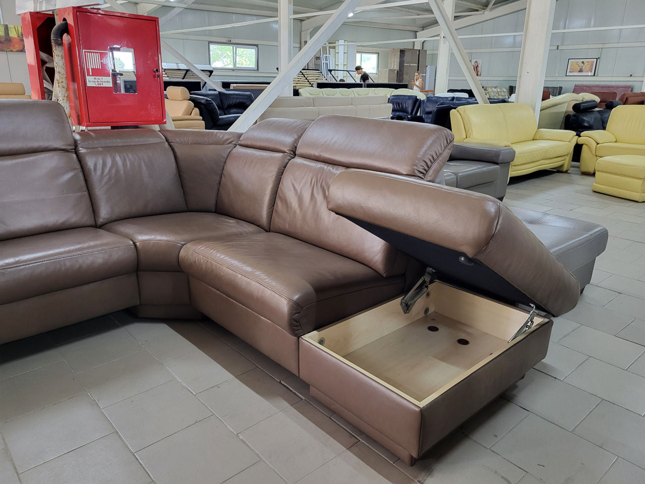Colțar din piele naturală cu ladă de depozitare deschisă sub otoman - MobiHaus