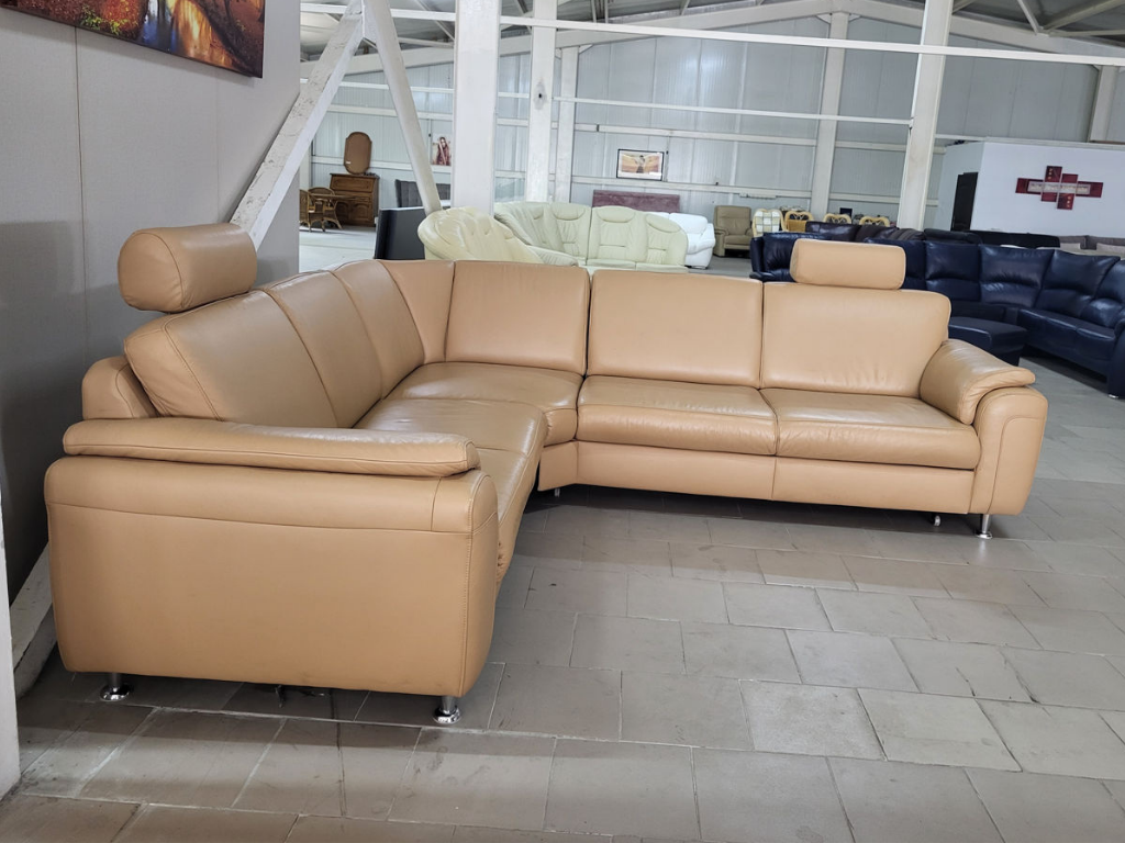 Canapea de colt extensibila din piele in Showroom MobiHaus