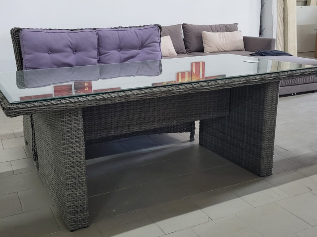 Detaliu împletitură ratan sintetic masă și scaune | MobiHaus