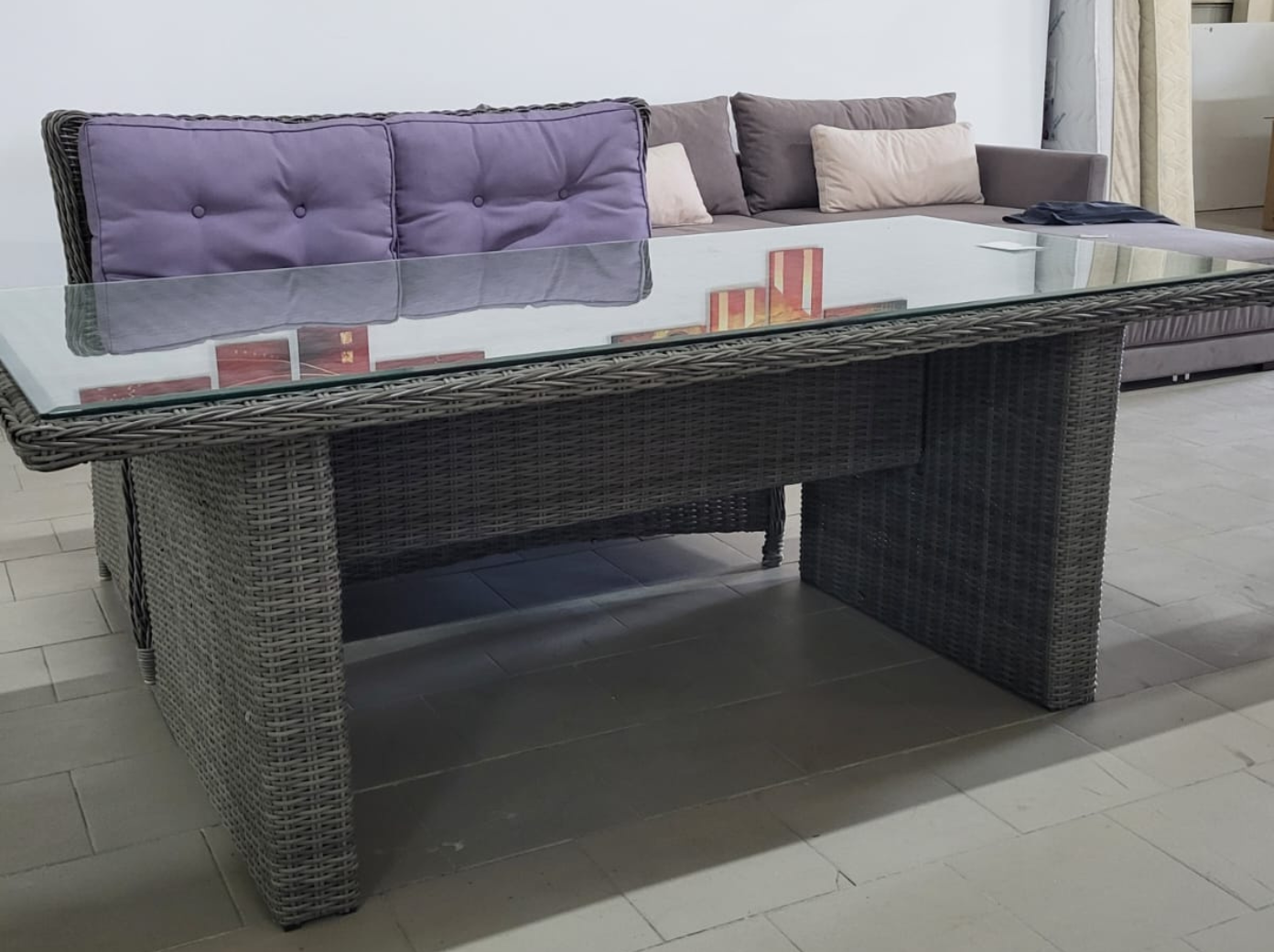Detaliu împletitură ratan sintetic masă și scaune | MobiHaus
