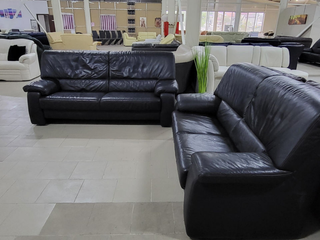 Detaliu tapiterie din piele naturala neagra set canapele - MobiHaus