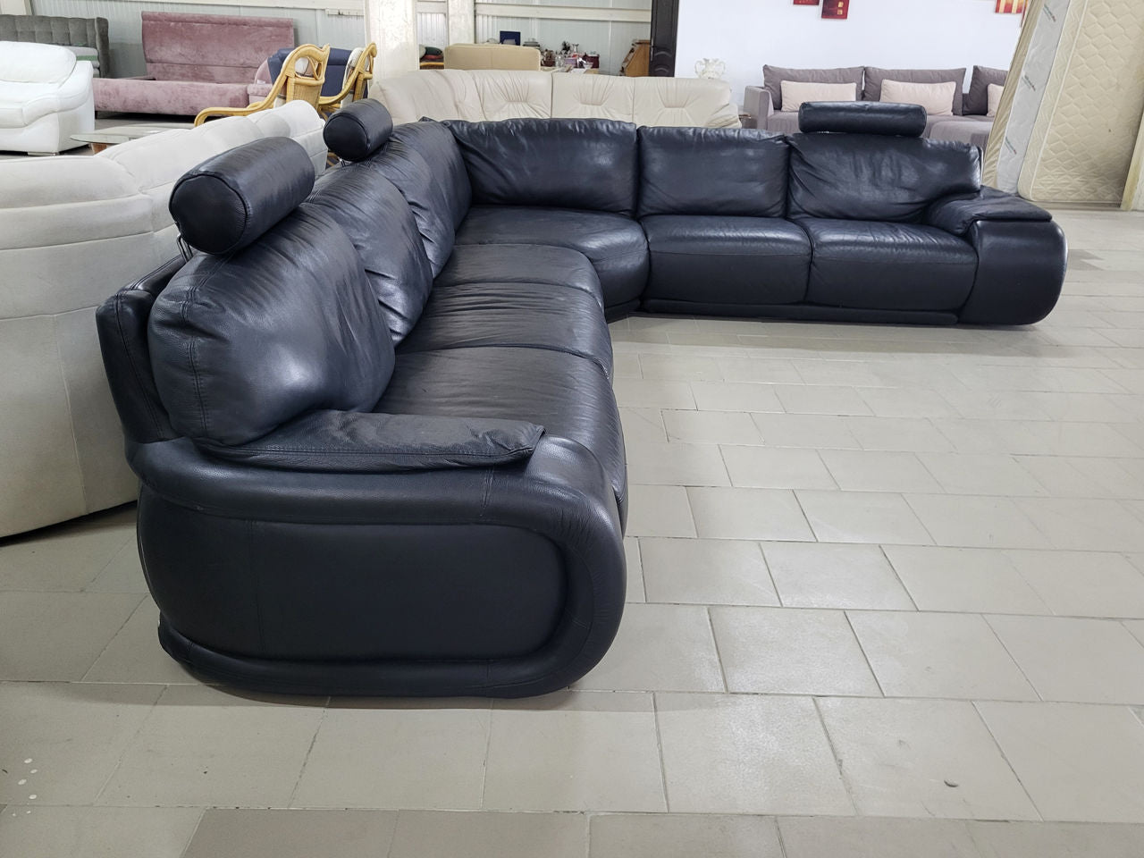 MEGA colțar din piele naturală neagră Italsofa expus în Showroom MobiHaus