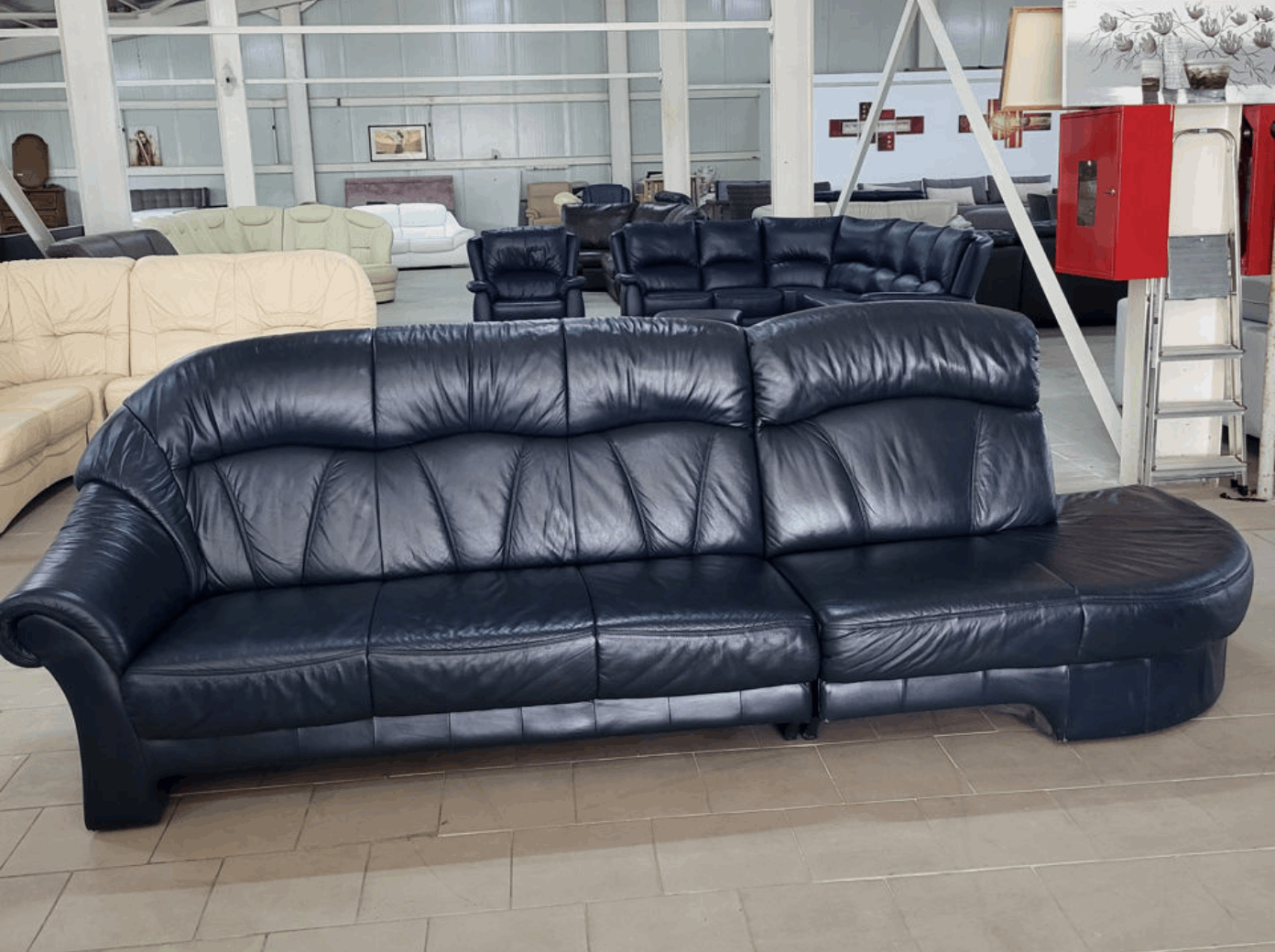 Canapea modulară din piele expusă în Showroom MobiHaus