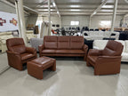 Set mobilă moale din piele naturală maro expus în Showroom MobiHaus