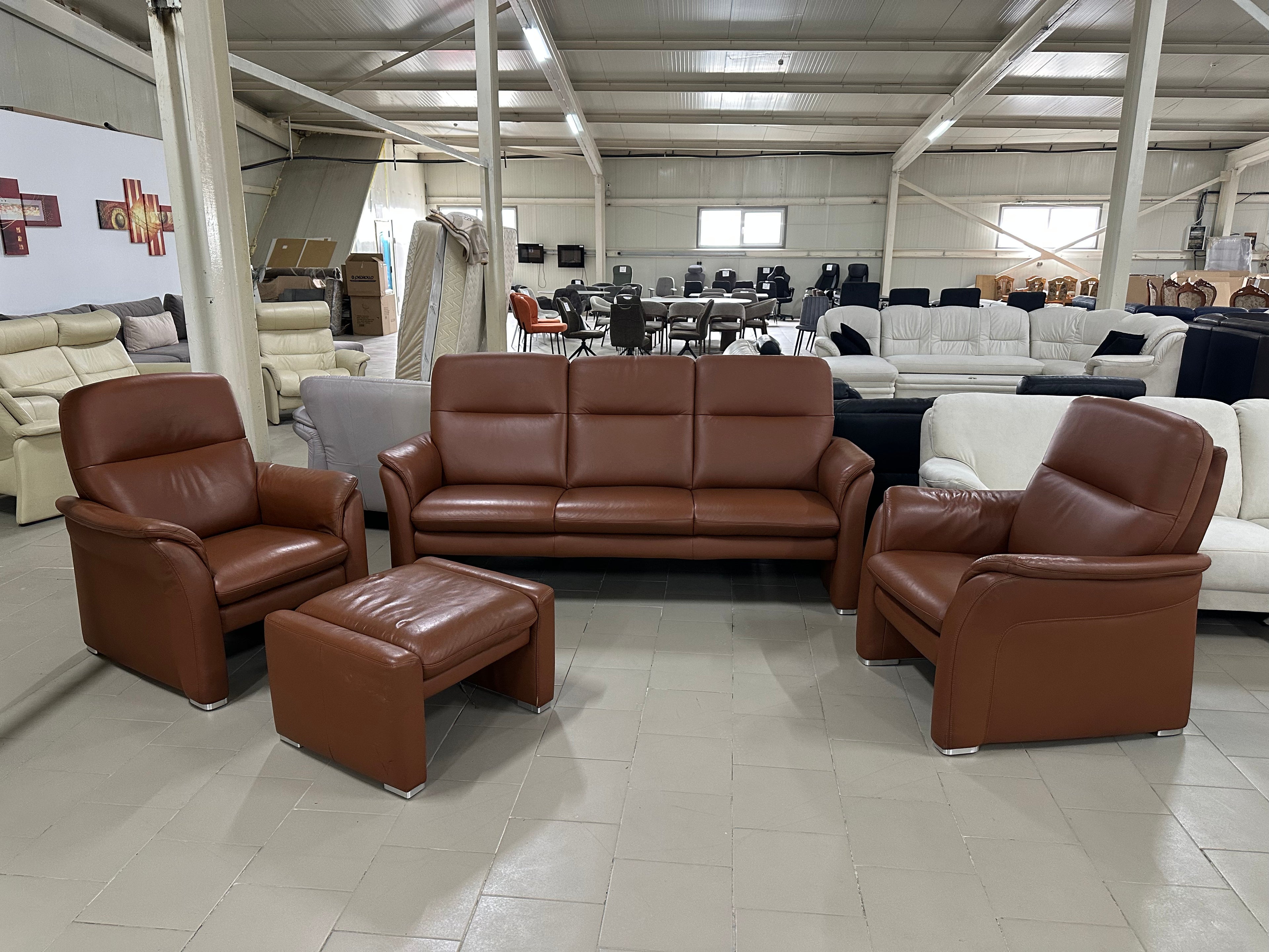 Set mobilă moale din piele naturală maro expus în Showroom MobiHaus