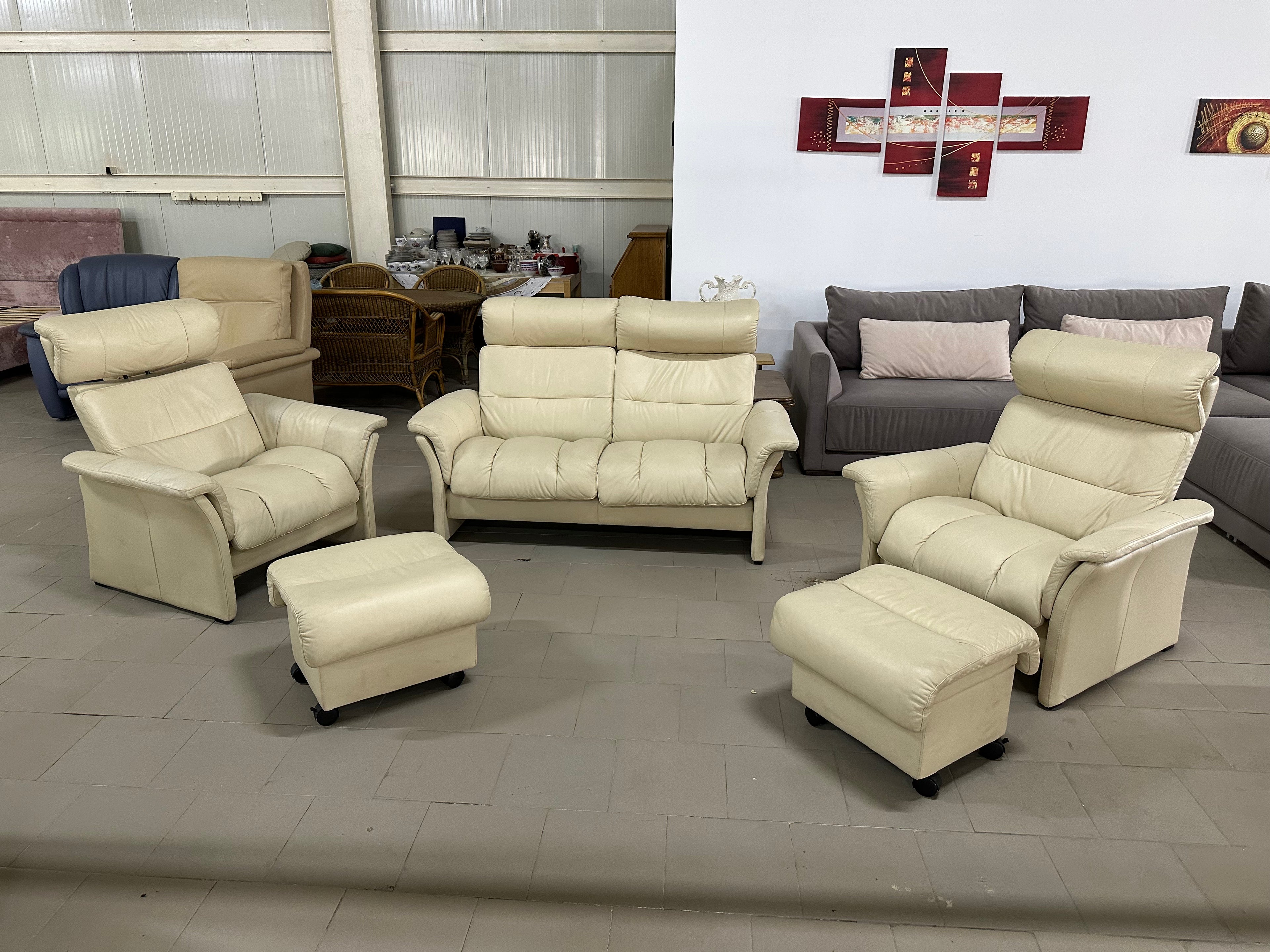 Set complet mobilier de living 2+1+1 din piele bej în Showroom MobiHaus