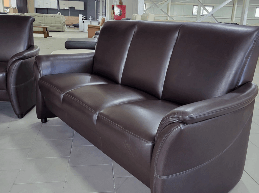 Set canapea și fotoliu piele maro în Showroom MobiHaus