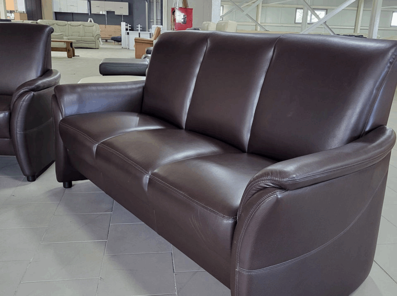 Set canapea și fotoliu piele maro în Showroom MobiHaus
