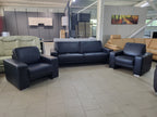 Set canapea și două fotolii din piele bleumarin în showroom MobiHaus