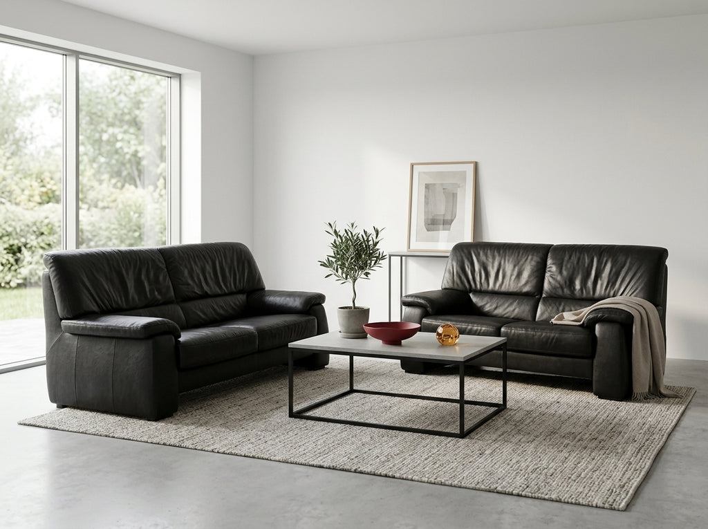 Set de canapele elegante din piele in showroom-ul MobiHaus