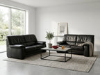 Set de canapele elegante din piele in showroom-ul MobiHaus