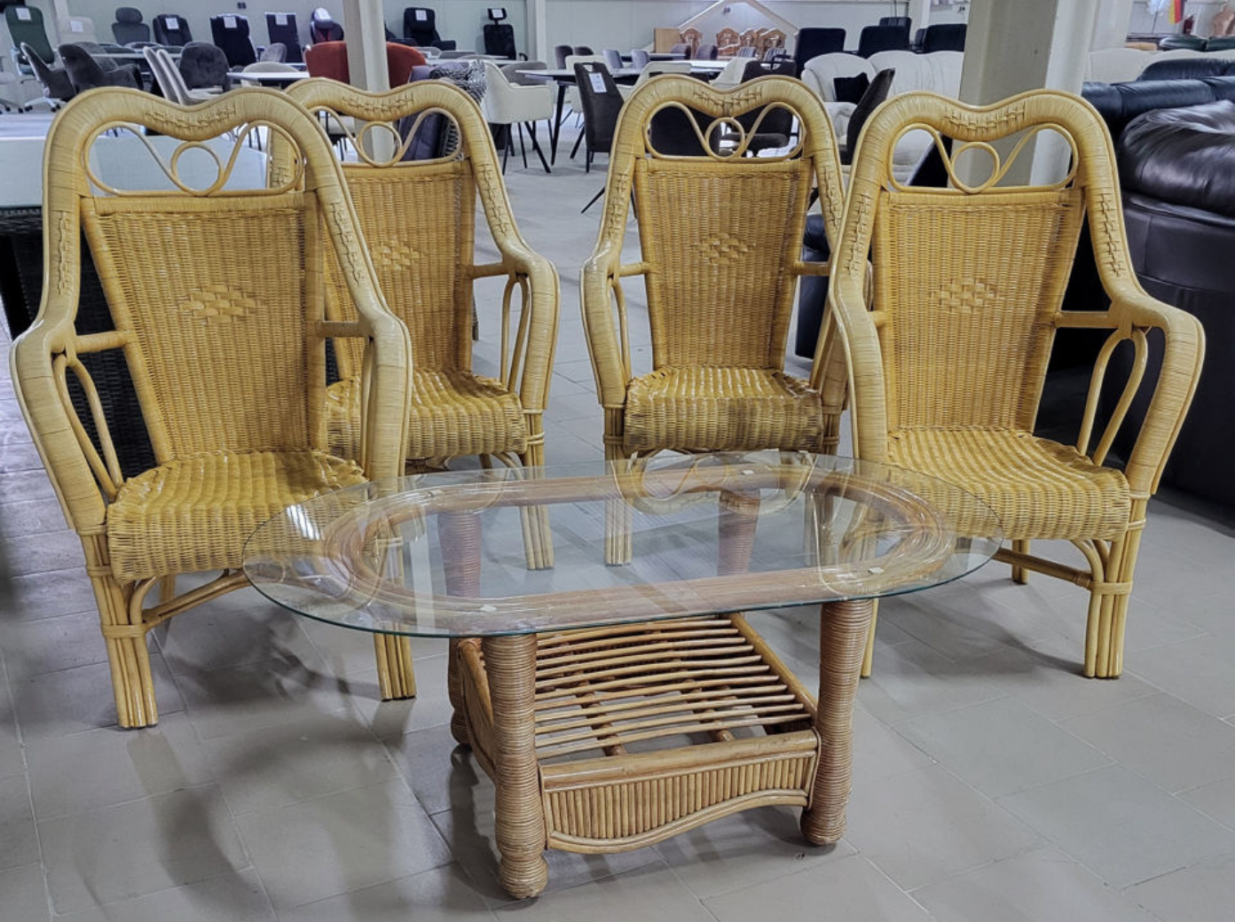 Amenajare zonă de relaxare cu set clasic din ratan pentru exterior MobiHaus