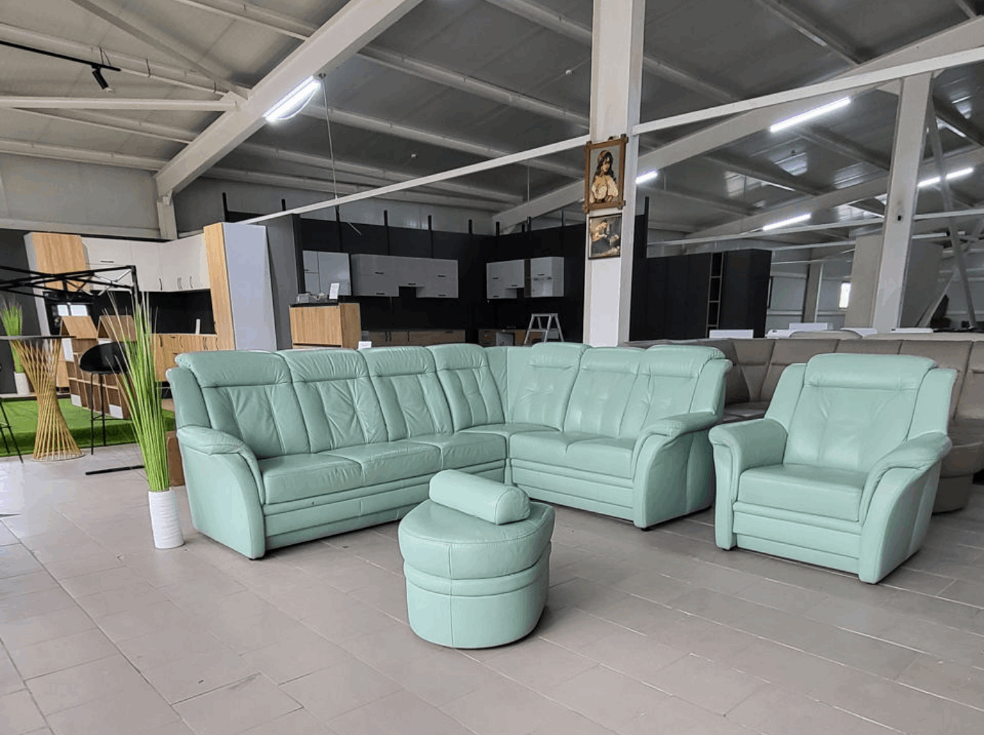 Set colțar și fotoliu piele expus în Showroom MobiHaus