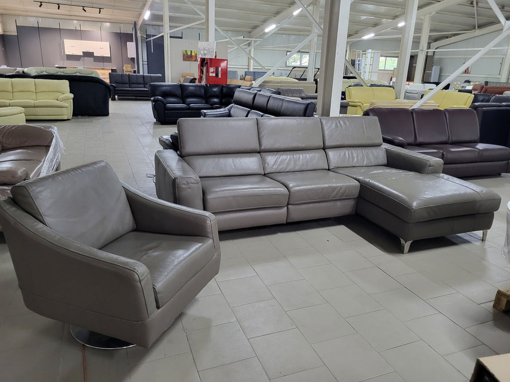 Set colțar și fotoliu din piele gri Polinova expus în Showroom MobiHaus
