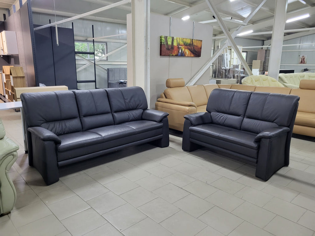 Set mobilă moale din piele naturală maro închis Longlife expus în Showroom MobiHaus