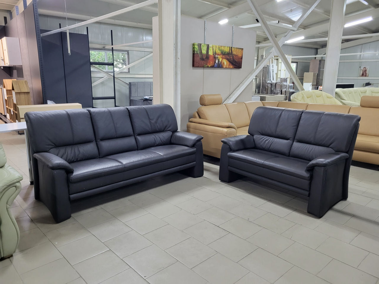 Set mobilă moale din piele naturală maro închis Longlife expus în Showroom MobiHaus