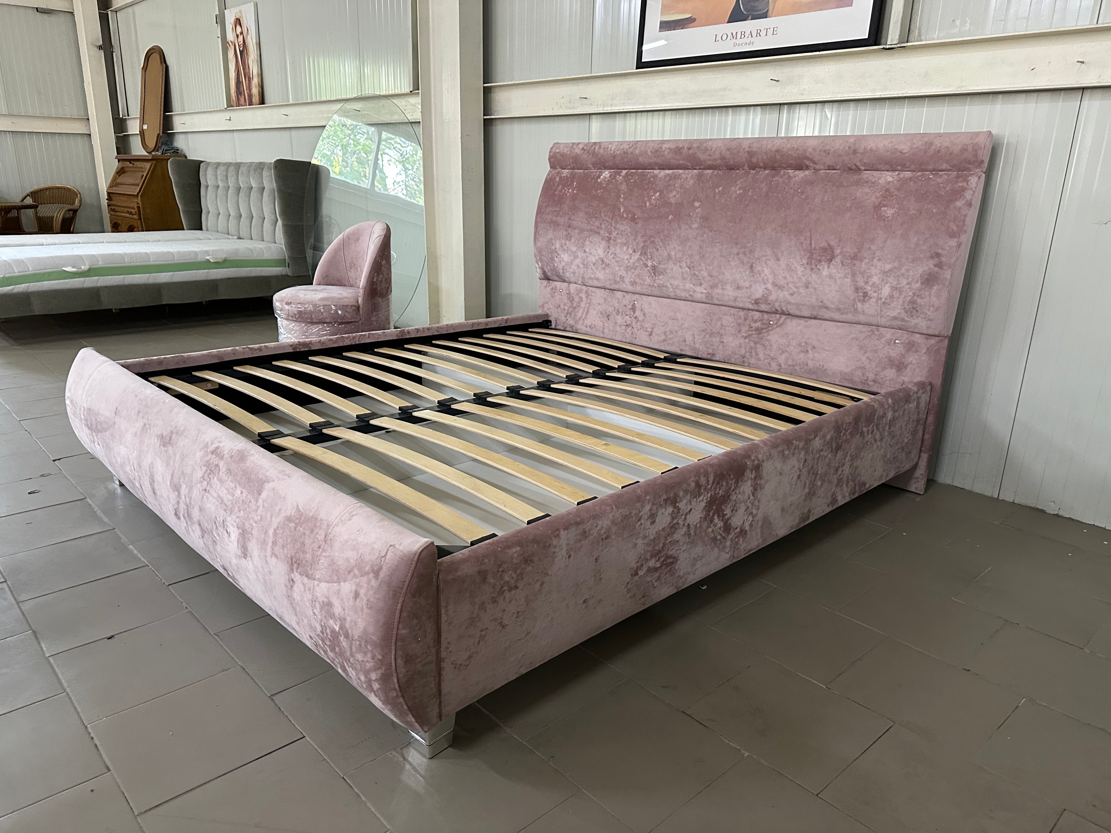 Set mobilier dormitor cu pat roz și scaun pentru masa de machiaj - MobiHaus