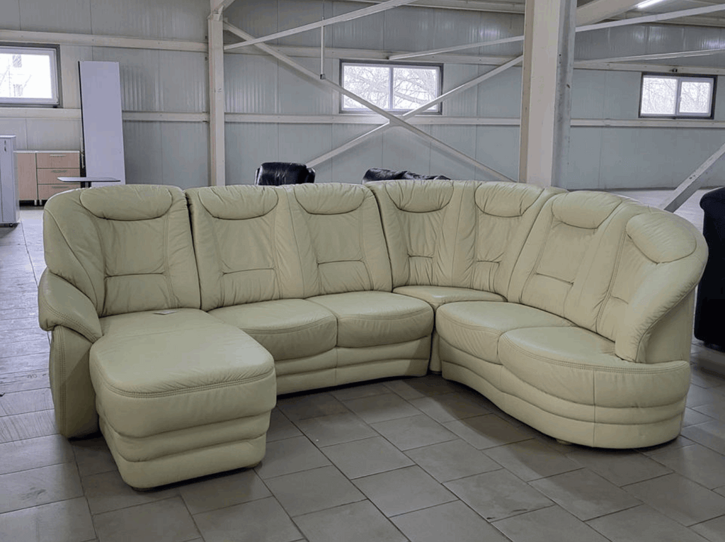 Colțar piele Longlife expus în Showroom MobiHaus