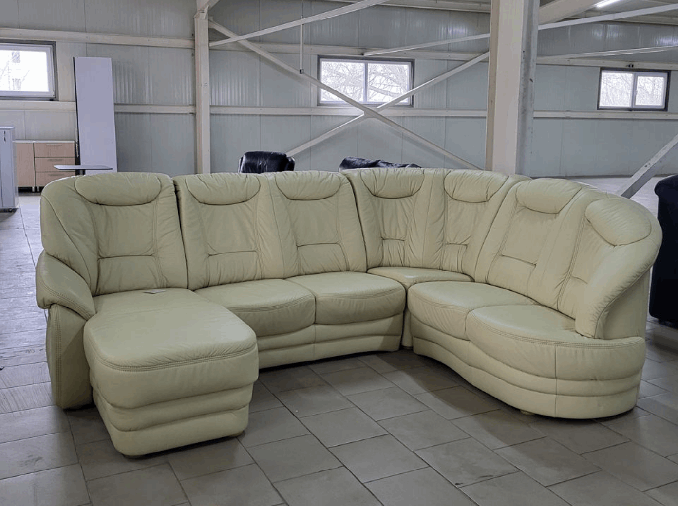 Colțar piele Longlife expus în Showroom MobiHaus