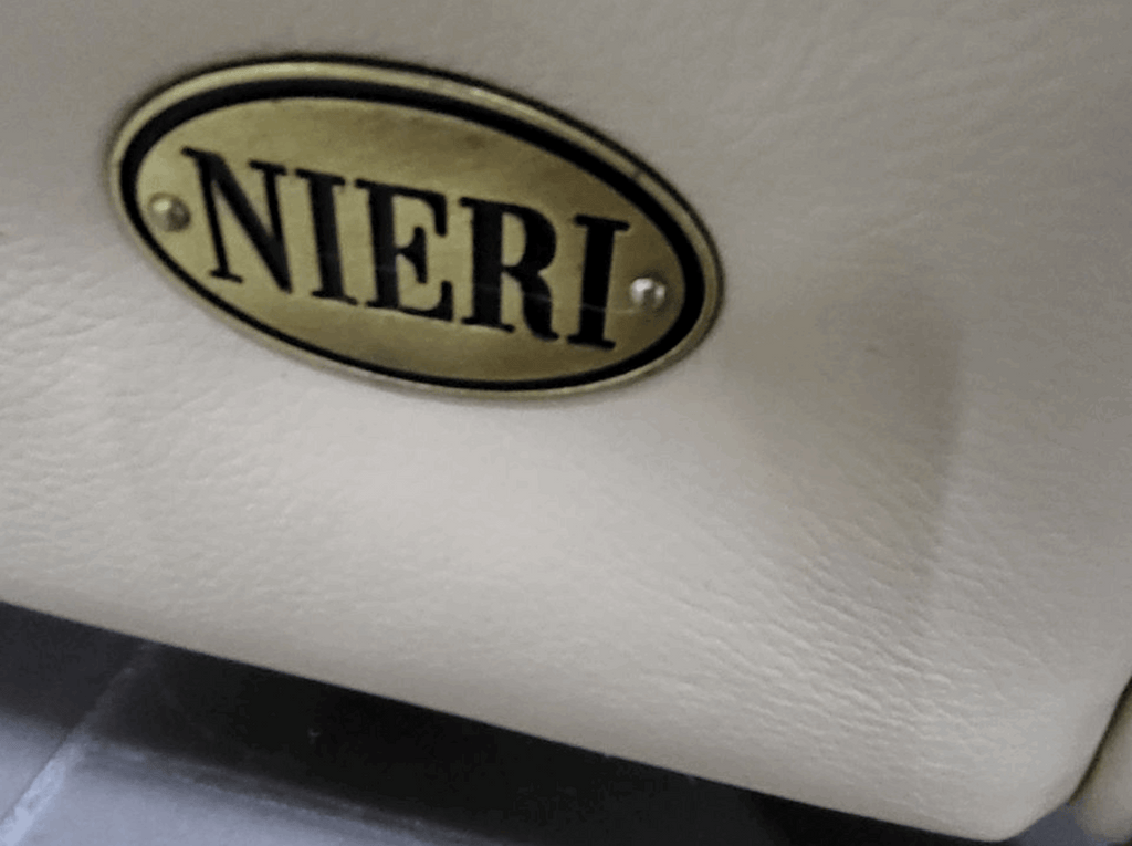 Logo original brand Nieri pe canapea de lux