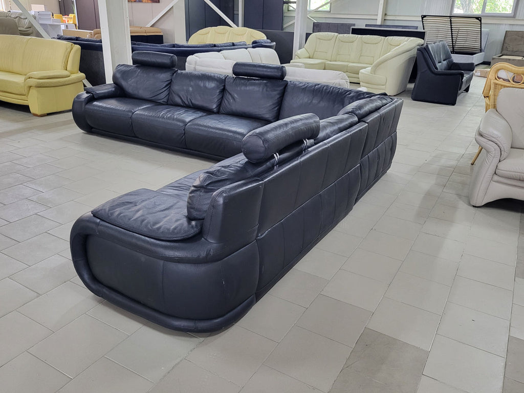 Vedere din spate și lateral a mega colțarului din piele naturală neagră Italsofa MobiHaus