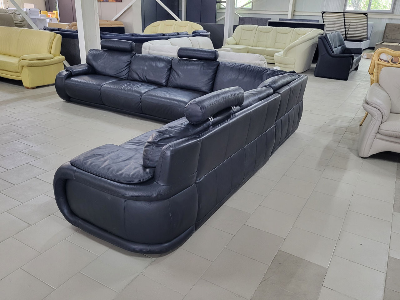 Vedere din spate și lateral a mega colțarului din piele naturală neagră Italsofa MobiHaus